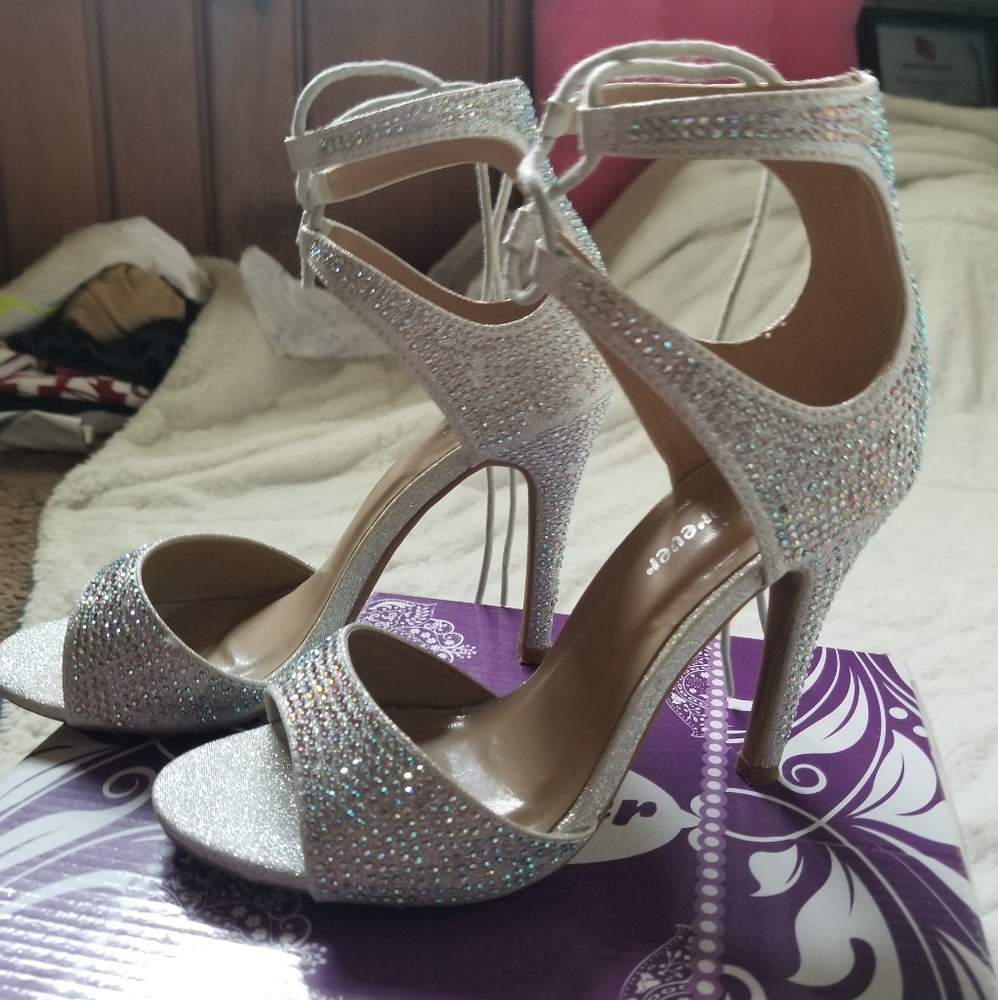 Silver Heels - Picture 3 of 5